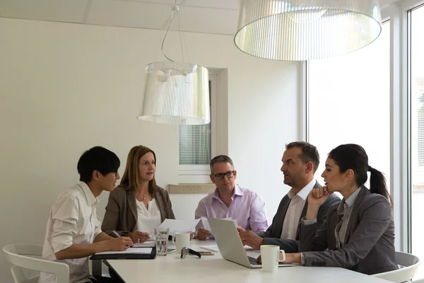 Reunión de negocios en un entorno luminoso — Foto de Stock