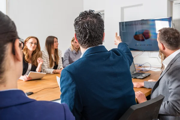 Discussion in business meeting — Stockfoto