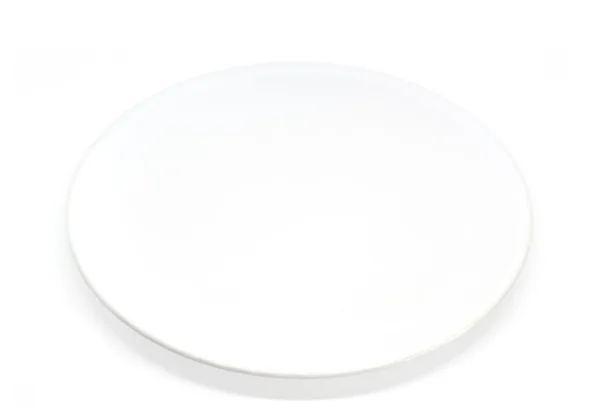 Plato blanco vacío sobre un fondo blanco — Foto de Stock