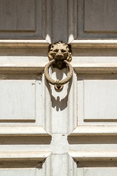Дверной стук, ручка - голова льва — стоковое фото