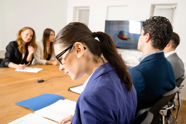 Kontrollera fakta under affärsmöte — Stockfoto