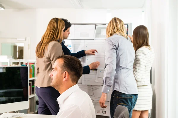 Zakenmensen werken in office — Stockfoto