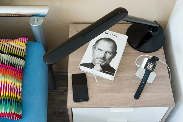 Yatağın yanındaki masada suçlanıyor Apple izle