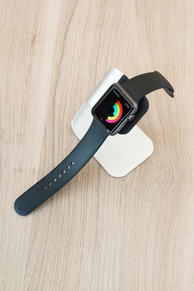 Reloj Apple en stand mostrando actividades diarias mediocres —  Fotos de Stock