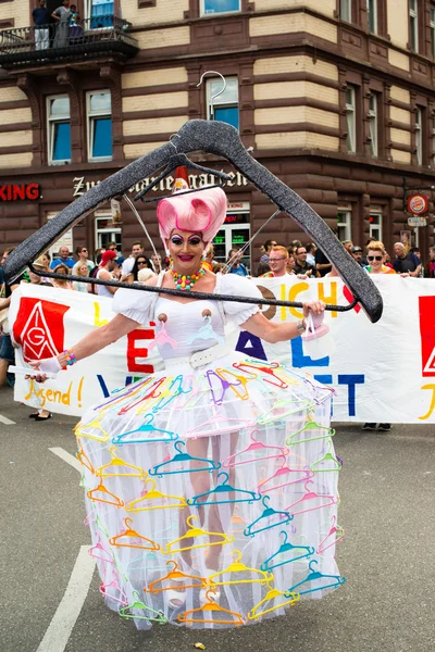 Deelnemer van Christopher Street Day 2015 in Stuttgart, Duitsland in grote kostuum — Stockfoto