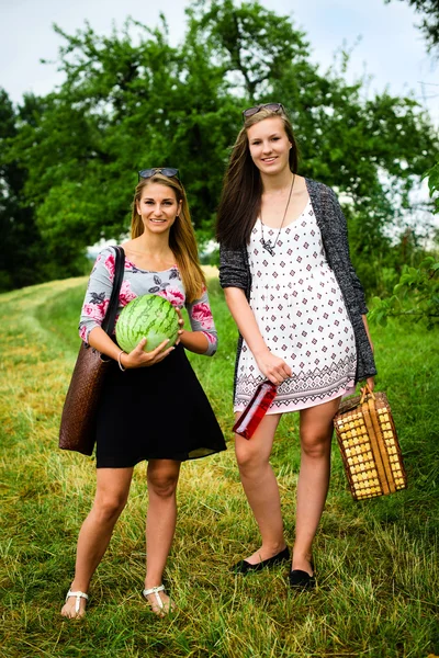 Zwei Mädchen bereiten sich auf ein Picknick vor — Stockfoto