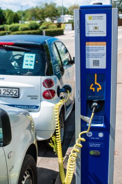 Elektrik akıllı araba paylaşımı yeniden şarj