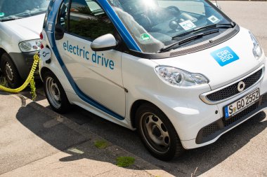 Elektrik akıllı araba paylaşımı yeniden şarj