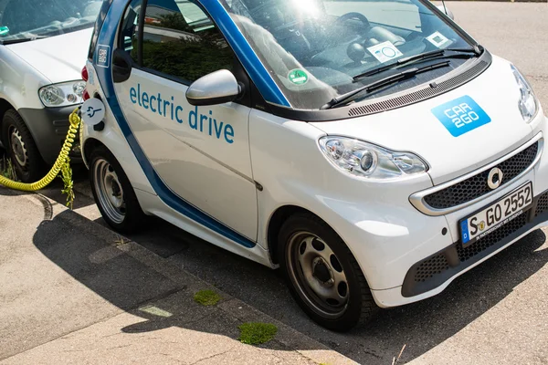 Autodelen elektrische Smart wordt opgeladen — Stockfoto