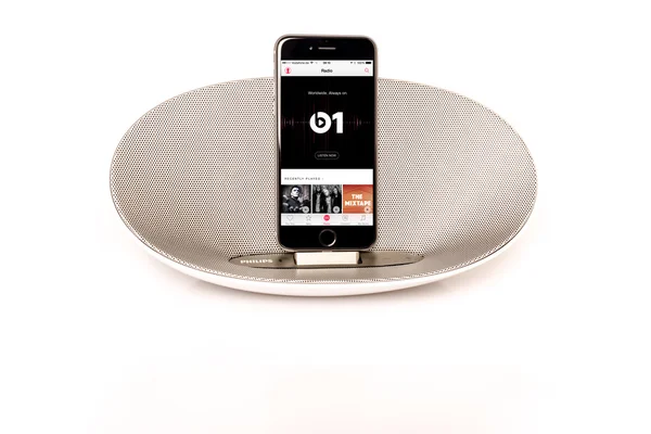 IPhone 6 con altavoz que reproduce radio Apple Music —  Fotos de Stock