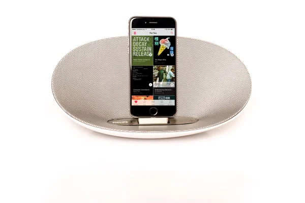 IPhone 6 з гучномовця відображення Apple музика персональні Рекомедації — стокове фото