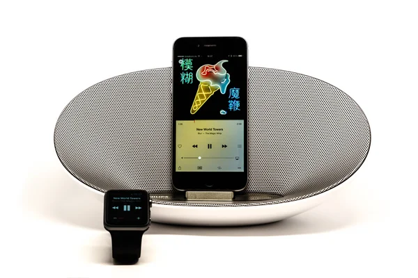Apple μουσική - το iphone σε μεγάφωνο που ελέγχεται από το ρολόι της Apple — Φωτογραφία Αρχείου