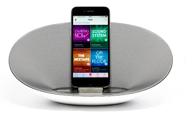 IPhone 6 con altavoz que muestra la pantalla de radio Apple Music —  Fotos de Stock