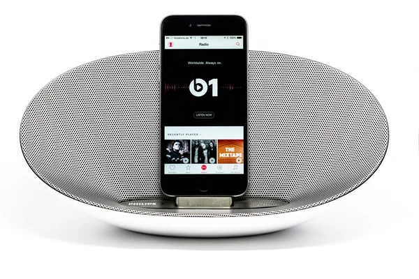 IPhone 6 con altavoz que muestra la pantalla de radio Apple Music —  Fotos de Stock