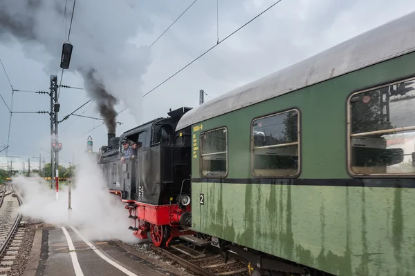 Locomotivă clasică cu abur cu motoare de pornire cu vagon — Fotografie, imagine de stoc