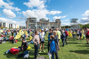 Katılımcılar Berlin maratonu Reichstag Binası toplanıyor