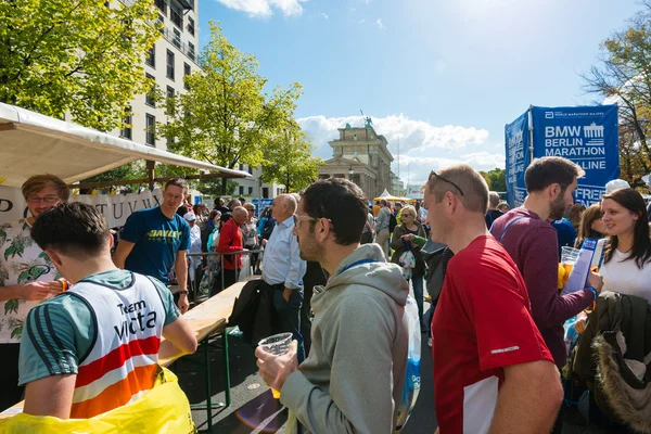 Deelnemers aan de Marathon van Berlijn afwerking op de Brandenburger Tor — Stockfoto