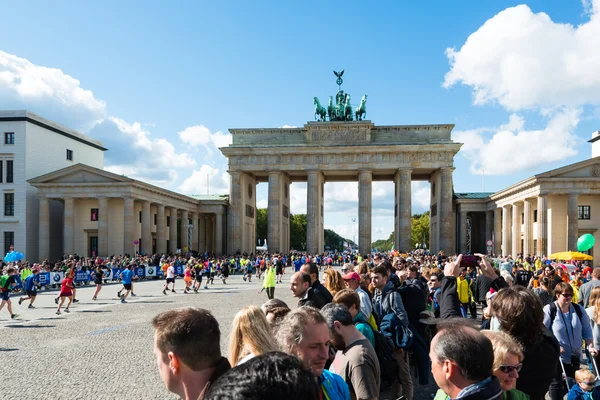 Participants of Berlin Marathon finishing at the Brandenburg Gate — Stock Photo, Image