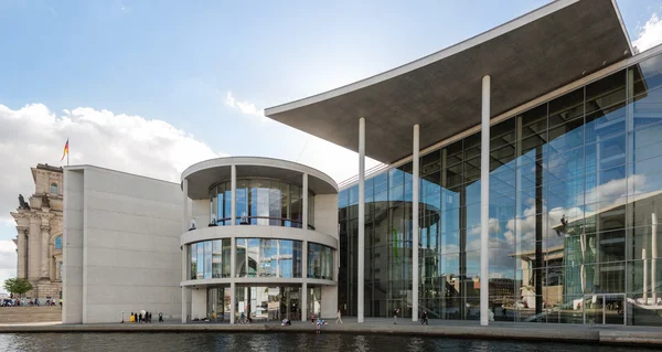 Reichstag et bâtiments gouvernementaux autour de la rivière Spree à Berlin — Photo