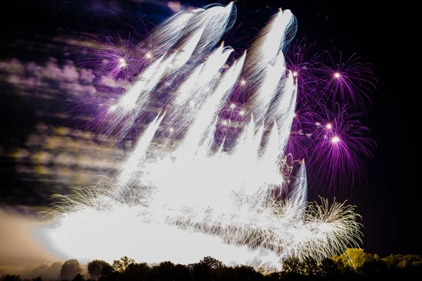 Gran pantalla de fuegos artificiales — Foto de Stock