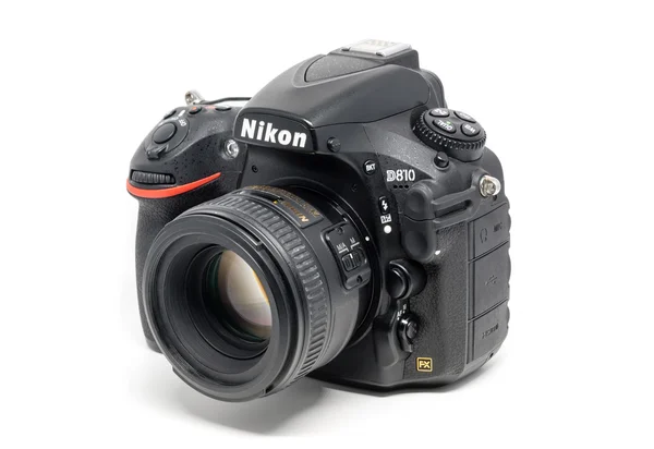 Nikon D810 appareil photo avec objectif 50mm sur fond blanc — Photo