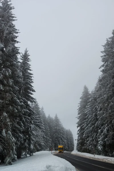 Conducción de camiones en carretera de invierno —  Fotos de Stock