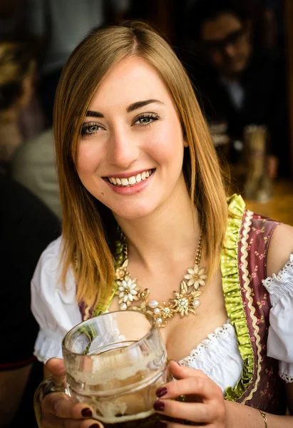 Picie piwa na Oktoberfest dziewczynka — Zdjęcie stockowe