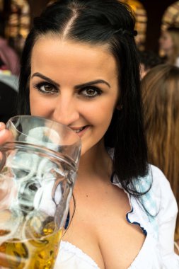 Kız Oktoberfest bira içmek