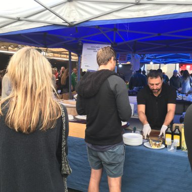 Türk Aşçı Gozleme'yi La Cigala Fransız Pazarı'nda Hazırlıyor