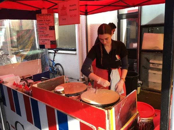 Cozinheiro francês Prepare Crepe no Mercado Francês La Cigala — Fotografia de Stock