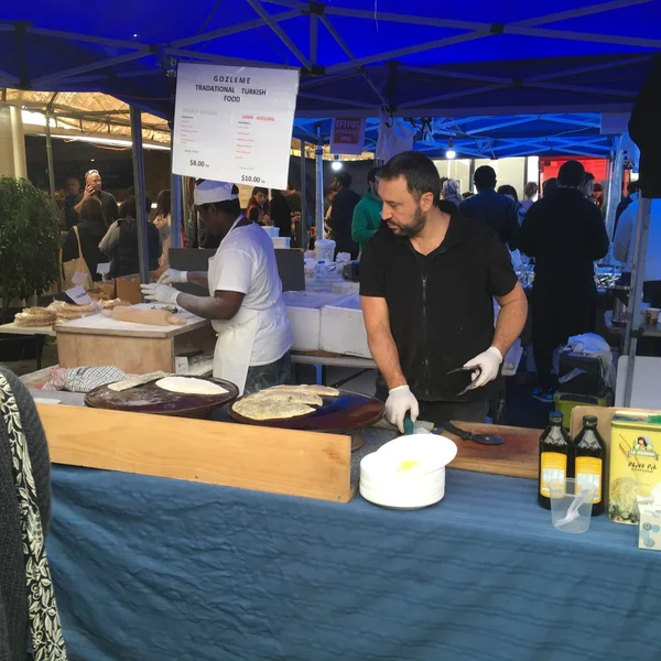 Cozinha turca prepara Gozleme no Mercado Francês de La Cigala — Fotografia de Stock