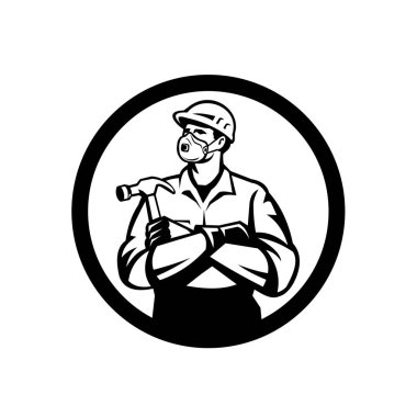 Yüz maskesi takan bir marangoz ressamı veya tek kullanımlık N95 partikül solunum cihazının kolları çapraz çekiçle bağlanmış haldeki halkası geriye doğru izole edilmiş arka planda yapıImış hali..