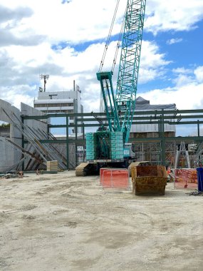Invercargill, Güney Adası, Yeni Zelanda 'daki bir inşaat sahasına yerleştirilmiş dış tetik ve kafesli bir vinç fotoğrafı..