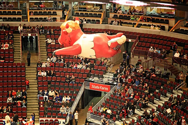 Benny the Bull Over United Center — Stock Photo, Image