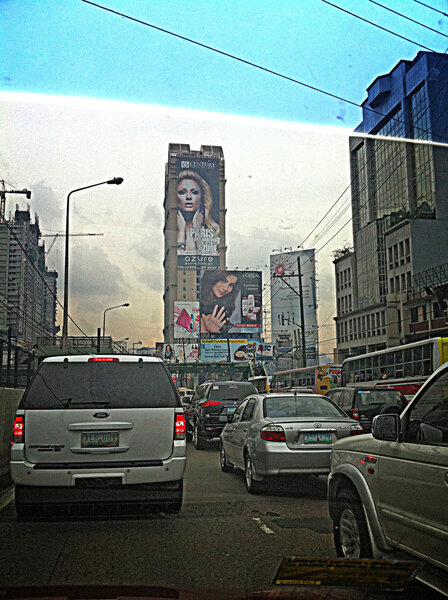 Гигантский рекламный щит в метро Манилы
