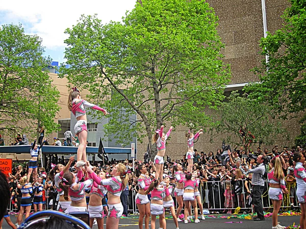 Cheerleaders Performing a Stunt — Stock Photo, Image