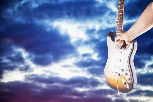 Gitarr med mulen himmel på baksidan — Stockfoto