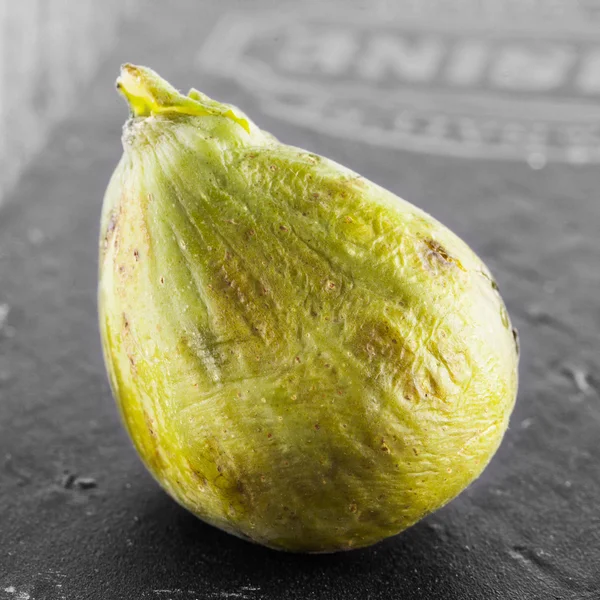 Groene fig over zwart-witte achtergrond — Stockfoto