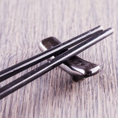 Destek üzerine siyah çubuklar