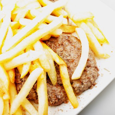 hamburger ve patates kızartması