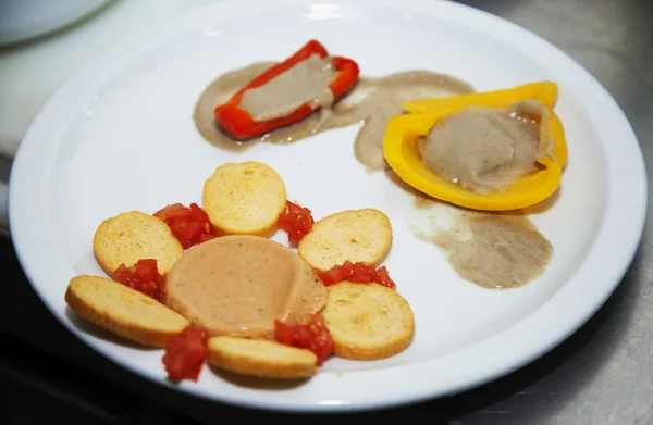 Aperitivos sobre plato blanco — Foto de Stock