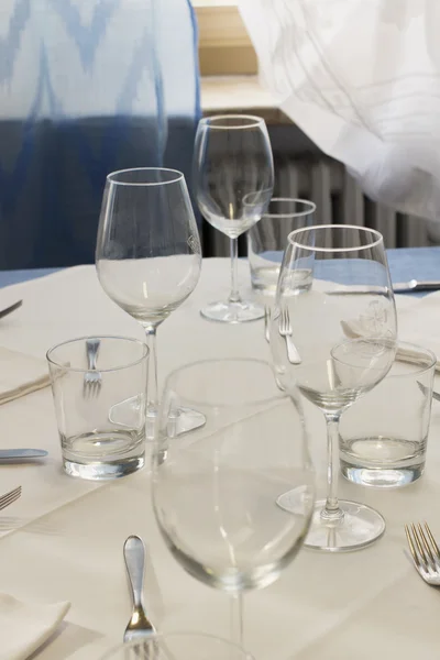 Bicchieri sopra il tavolo — Foto Stock