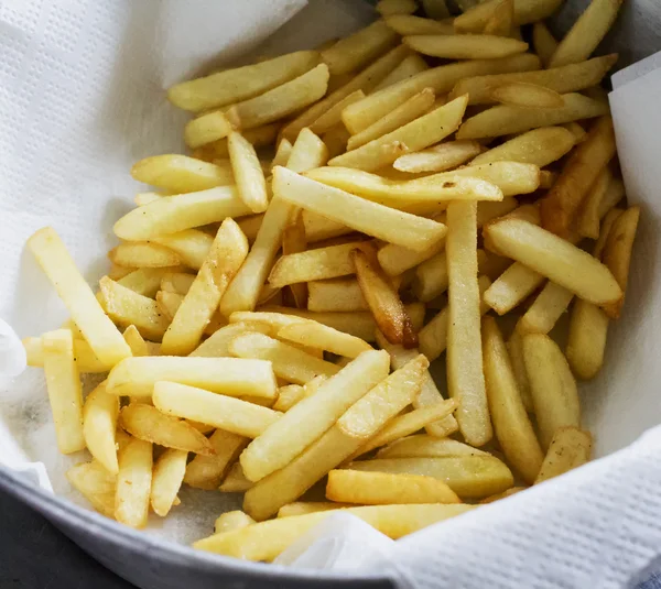 Batatas fritas sobre toalha — Fotografia de Stock