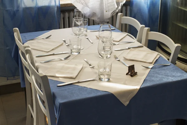 Tavolo vestito di un ristorante — Foto Stock