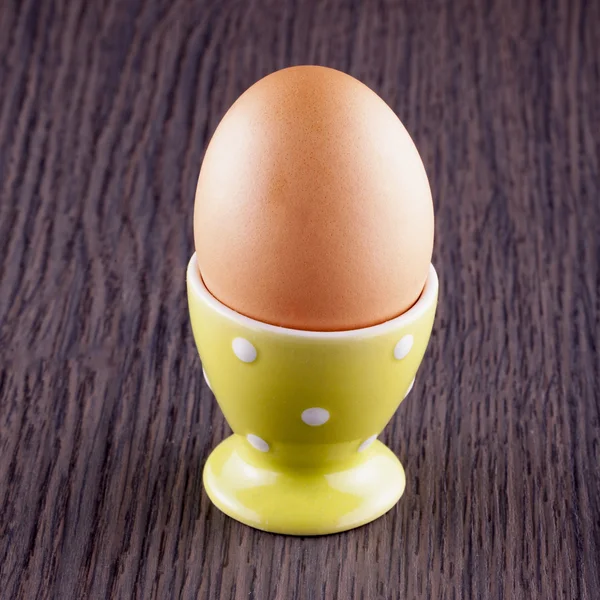 Ovo em um portador de ovo — Fotografia de Stock