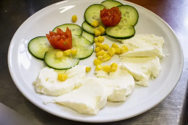 Aperitivos sobre plato blanco —  Fotos de Stock