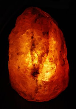 Tuz ışık karanlık arka planda