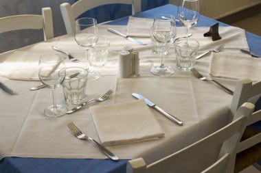 Mavi ve beyaz bezler ile giyinmiş tablo