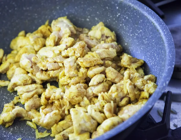 Pollo al curry en una sartén —  Fotos de Stock