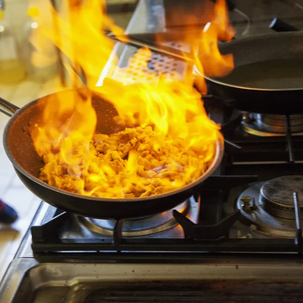 Chicken in pan in flames — Stock Photo, Image